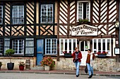 Frankreich, Calvados, Pays d'Auge, Beuvron en Auge, Beschriftung Les Plus Beaux Villages de France (Die schönsten Dörfer Frankreichs), Cafe du Coiffeur