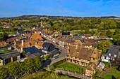 Frankreich, Calvados, Pays d'Auge, Beuvron en Auge, Beschriftung Les Plus Beaux Villages de France (Die schönsten Dörfer Frankreichs) (Luftaufnahme)