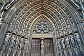 Frankreich, Seine Maritime, Rouen, Kirche Saint Ouen (12. &#x2013;15. Jh.), das zentrale Portal der Westfassade, das Christus auf dem zentralen Pfeiler des großen Tores, umgeben von den Aposteln, darstellt
