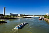 Frankreich, Seine Maritime, Rouen, Lastkahn auf der Seine und die Boieldieu-Brücke, im Hintergrund der Turm des Departementsarchivs von Seine-Maritime