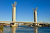 Frankreich, Seine Maritime, Rouen, Lastkahn fährt unter der Gustave-Flaubert-Hubbrücke über die Seine
