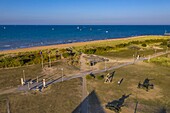 Frankreich, Calvados, Courseulles sur Mer, Juno Beach Centre, Museum über die Rolle Kanadas im Zweiten Weltkrieg (Luftaufnahme)