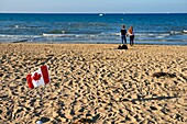 Frankreich, Calvados, Courseulles sur Mer, Juno Beach Centre, Museum über die Rolle Kanadas im Zweiten Weltkrieg, Nachkommen kanadischer Soldaten am Strand