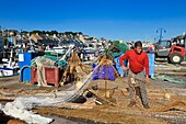 Frankreich, Calvados, Cote de Nacre, Port en Bessin, der Fischereihafen, Fischer reparieren Fischernetze