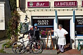 Frankreich, Eure, das Dorf Bas-Caumont in den normannischen Seine-Mäandern, Radfahrer passieren die Bar und das Restaurant La Bateliere von Brigitte und Raymond Godebout auf der Veloroute von Val de Seine
