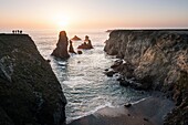 Frankreich, Morbihan, Insel Belle-Ile, Bangor, Nadeln von Port-Coton bei Sonnenuntergang