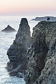 Frankreich, Morbihan, Insel Belle-Ile, Bangor, Nadeln von Port-Coton bei Sonnenuntergang