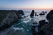 Frankreich, Morbihan, Insel Belle-Ile, Bangor, Nadeln von Port-Coton in der Abenddämmerung