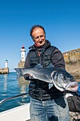 Frankreich, Morbihan, Insel Belle-Ile, le Palais, Fischereiführer und Ausbilder Arnaud de Wildenberg bei der Rückkehr in den Hafen