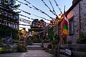 Frankreich, Morbihan, La Gacilly, Straße Lafayette in der Abenddämmerung während des Fotofestivals von Gacilly