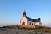 Frankreich, Morbihan, Hoedic, Boot vor der Kirche Notre Dame la Blanche bei Sonnenuntergang