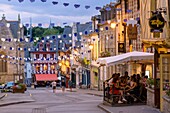 Frankreich, Morbihan, Josselin, Terrassen der Rue Olivier de Clisson an einem Sommerabend