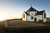 Frankreich, Morbihan, Sarzeau, Notre Dame der Küstenkapelle auf der Halbinsel Rhuys bei Sonnenuntergang