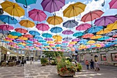 Frankreich, Morbihan, Pontivy, die Regenschirme des Martray-Platzes