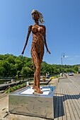 Frankreich, Morbihan, Pluméliau-Bieuzy, die Venus Quinipily des Künstlers Christophe Vincent im Dorf Saint-Nicolas-des-eaux
