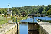 Frankreich, Morbihan, Pluméliau-Bieuzy, der Kanal von Nantes nach Brest von der Schleuse des Dorfes Saint-Nicolas-des-eaux