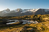 Frankreich, Hautes Alpes, la Grave, auf der Hochebene von Emparis der Schwarze See gegenüber dem Meije-Massiv bei Sonnenaufgang