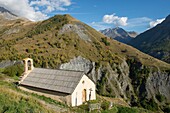 Frankreich, Hautes Alpes, Das massive Grab von Oisans, die Kapelle des Dorfes der hières und die Kulisse der Stacheln