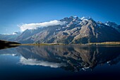 Frankreich, Hautes Alpes, Das massive Grab von Oisans, der Spiegel des Pontet-Sees bei Sonnenaufgang