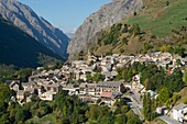 Frankreich, Hautes Alpes, Das mächtige Grab von Oisans, Gesamtansicht des Dorfes und der Schluchten der Romanche