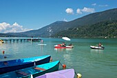 Frankreich, Savoie, Aiguebelette-See, der Strand des Hotels Sirens in der Nähe von Lépin der See und der Berg des Epine