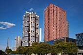 Frankreich, Paris, Beaugrenelle Zentrum, die Gebäude der Front de Seine und der Eiffelturm