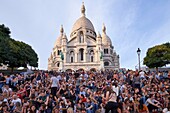 Frankreich, Paris, Montmartre, Menschenmenge unter der Basilika Sacre Coeur während des Weinlesefestes