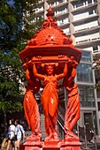 Frankreich, Paris, Chinatown im XIII. Arrondissement, rot bemalter Wallace-Brunnen