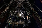 Frankreich, Gironde, Verdon sur Mer, Felsplateau von Cordouan, Leuchtturm von Cordouan, von der UNESCO in die Liste des Weltkulturerbes aufgenommen, Porträt der Leuchtturmwärter vor dem Linsenrastersystem des Leuchtturms