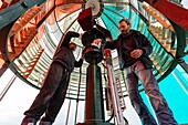 Frankreich, Gironde, Verdon sur Mer, Felsplateau von Cordouan, Leuchtturm von Cordouan, von der UNESCO in die Liste des Weltkulturerbes aufgenommen, Porträt der Leuchtturmwärter vor dem Linsenrastersystem des Leuchtturms