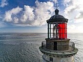 Frankreich, Gironde, Verdon sur Mer, Felsplateau von Cordouan, Leuchtturm von Cordouan, gelistet als Monument Historique, Porträt der Leuchtturmwärter vor dem Lentikularsystem des Leuchtturms