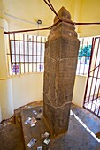 Myanmar (Burma), Region Mandalay, buddhistische Ausgrabungsstätte von Bagan, die von der UNESCO zum Weltkulturerbe erklärt wurde, Myazedi-Tempel, Myazedi-Inschrift oder Gubyaukgyi-Stein ist eine viereckige Stele, die auf jeder Seite denselben Text in vier verschiedenen Sprachen trägt: Pâli, Môn, Altbirmanisch und Pyu