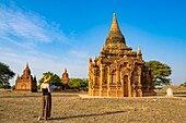 Myanmar (Burma), Region Mandalay, buddhistische archäologische Stätte von Bagan, die von der UNESCO zum Weltkulturerbe erklärt wurde, junge Touristin vor einem Tempel