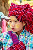 Myanmar (Burma), Shan State, Inle Lake, In Dein or Inthein, archaeological site of Nyaung Ohak, young craftswoman