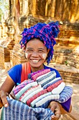 Myanmar (Burma), Shan-Staat, Inle-See, In Dein oder Inthein, archäologische Stätte von Nyaung Ohak, junge Handwerkerin