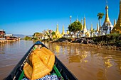 Myanmar (Burma), Shan-Staat, Inle-See, Bootsfahrt, Touristin