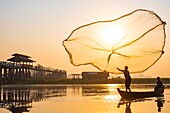 Myanmar (Burma), Region Mandalay, Amarapura, die 1,2 km lange Teakholzbrücke U Bein, wurde 1849 über den Taungthaman-See gebaut, Sünder