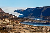 Grönland, Nordwestküste, Smith-Sund nördlich der Baffin Bay, Inglefield Land, Wanderung auf dem Etah-Gelände im Foulke-Fjord, heute verlassenes Inuit-Lager, das als Basis für mehrere Polarexpeditionen diente, Brother John's Glacier