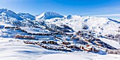 Frankreich, Savoyen, Vanoise-Massiv, Tal der Haute Tarentaise, La Plagne, Teil des Paradiski-Gebiets, Blick auf Plagne Villages und Plagne Centre (Luftaufnahme)