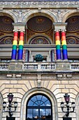 Dänemark, Seeland, Kopenhagen, das 1874 eingeweihte Königliche Dänische Theater in den Regenbogenfarben der homosexuellen Gemeinschaft