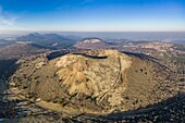 Frankreich, Puy de Dome, Regionaler Naturpark der Vulkane der Auvergne, Chaine des Puys, Orcines, der Krater des Vulkans Puy Pariou (Luftaufnahme)