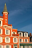 Frankreich, Somme, Baie de Somme, Le Crotoy, das Hotel Les Tourelles, Wahrzeichen von Le Crotoy und die Baie de Somme mit ihren kleinen Türmen