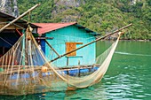 Vietnam, Provinz Quang Ninh, Ha-Long-Bucht (Vinh Ha Long), von der UNESCO zum Weltkulturerbe erklärt (1994), schwimmendes Haus der Fischer