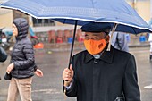 Vietnam, Delta des Roten Flusses, Hanoi, vietnamesische Seniorin trägt Schutz gegen Verschmutzung
