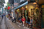 Vietnam, Hanoi, Eisenbahn, die im Herzen der Altstadt vorbeifährt, Touristen warten auf die Durchfahrt eines Zuges