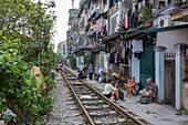 Vietnam, Hanoi, Eisenbahn, die im Herzen der Altstadt vorbeifährt, Touristen warten auf die Durchfahrt eines Zuges
