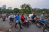 Vietnam, Delta des Roten Flusses, Hanoi, Long Bien-Brücke ehemals Paul-Doumer-Brücke über den Roten Fluss, heute nur noch für Züge, Motorräder, Fahrräder und Fußgänger
