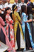 Vietnam, Rotes Flussdelta, Hanoi, vietnamesische Gymnasiastinnen in Gala-Kleidung
