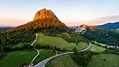 Frankreich, Ariege, Pays d'Olmes, Katharerburg Montsegur auf einem Felsen (Luftaufnahme)