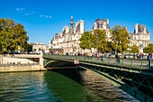 France, Paris, area listed as World Heritage by UNESCO, the banks of the Seine, the Pont au Change and the Paris City Hall